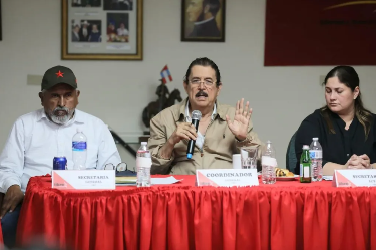  Manuel Zelaya, asesor y esposo de la presidenta Xiomara Castro, se reunió con las bases del Partido Libre. 